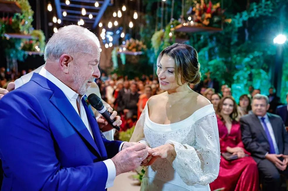 Quais políticos e artistas estiveram no casamento de Lula