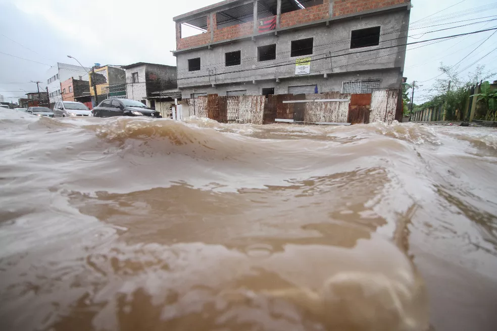  Chuvas deixam ao menos 33 mortos no Grande Recife, diz Defesa Civil