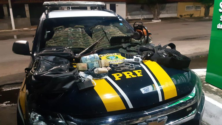 PRF apreende carro com armas e munições na BR 343 em Parnaíba