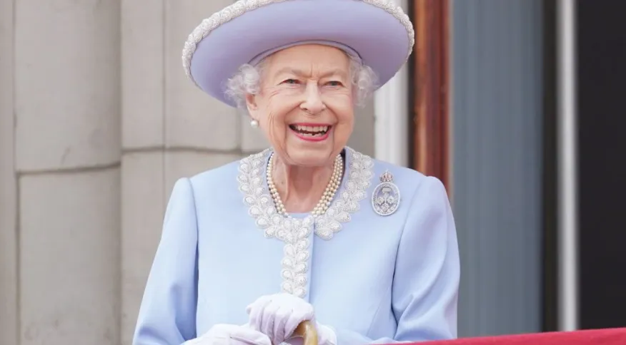  Rainha Elizabeth II faz primeira aparição no Jubileu de Platina