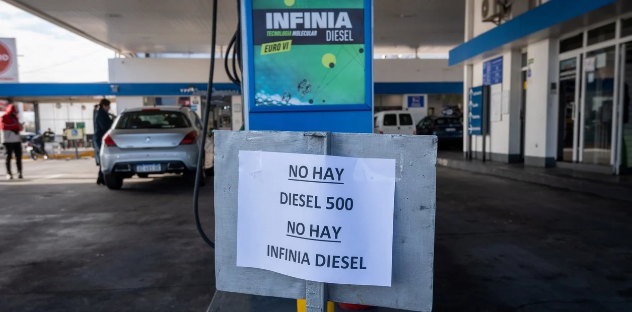 Crise do diesel: 26% dos caminhoneiros já esperam mais de 12 horas para abastecer na Argentina