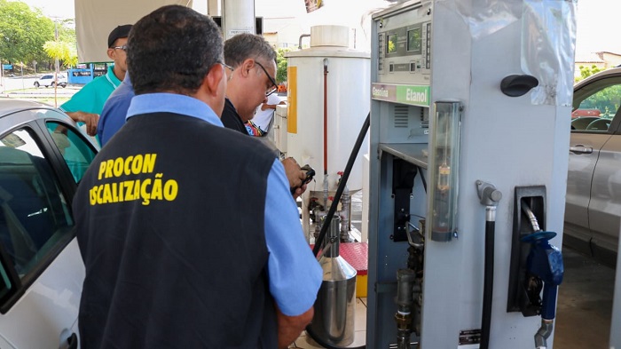 Procon/MPPI realiza fiscalização em postos de combustíveis de Teresina
