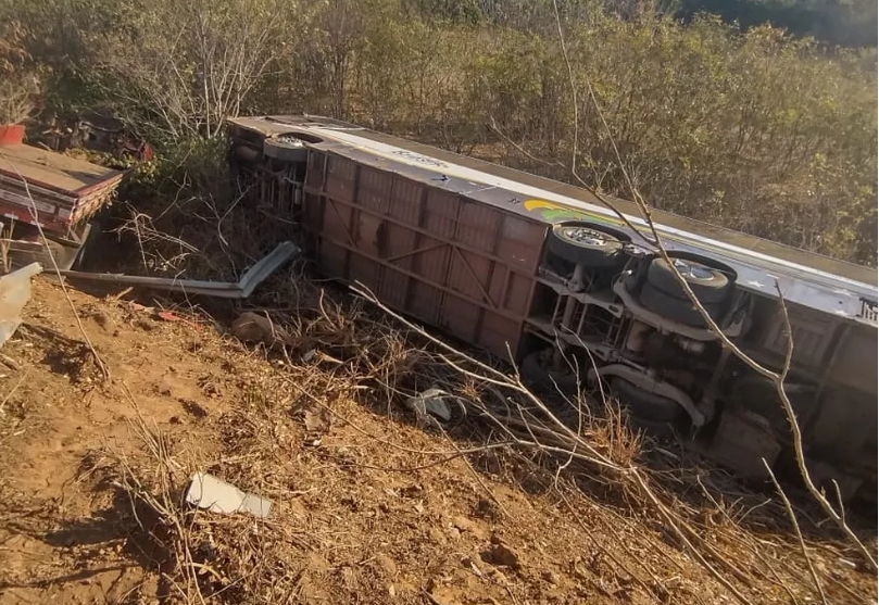 Colisão entre caminhão e ônibus deixa 18 pessoas feridas na BR-316