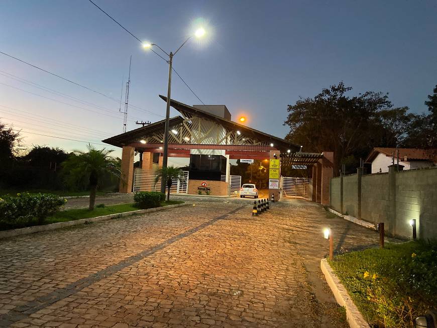 Criminosos invadem condomínio de luxo, fazem família refém e roubam R$ 400 mil na capital