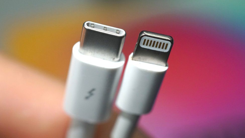 Europa aprova exigência de carregador universal para smartphones