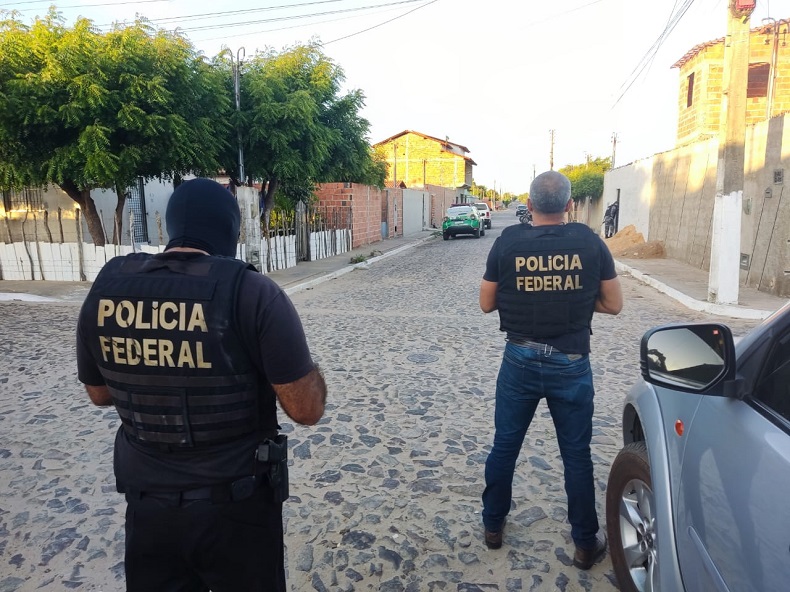 Operação cumpre mandados contra suspeitos de distribuir armas e drogas no litoral 