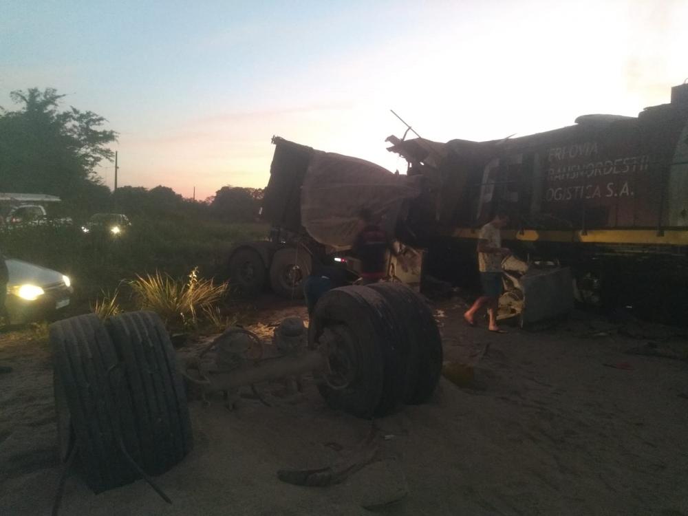 Maquinista morre após trem bater em caminhão