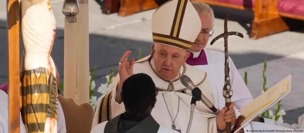 Papa sugere permissão de benção para uniões homoafetivas